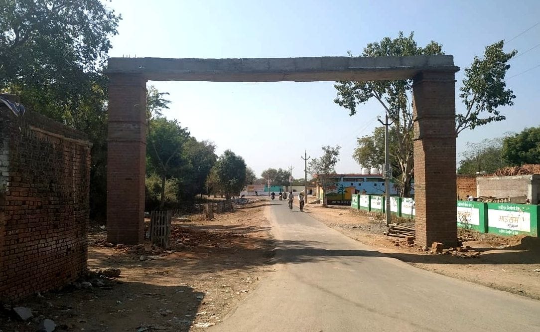 sahid sultan ki prtima pr shirdha ke do fhul bhe chada pa rhe bhojla bale
