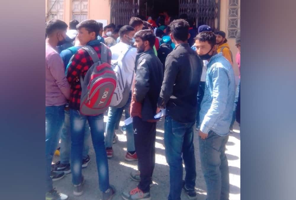 Indian Army Bharti Rally in Uttarakhand: Youth Crowd for Making Covid Certificate in Almora