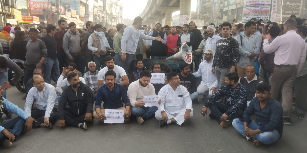 Shopkeepers blocked the road for half an hour on the robbery attempt, kept the shops closed for two hours