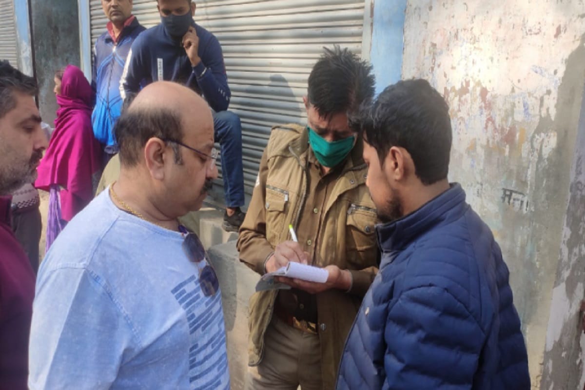 The crooks have six lakh looted in a shop at Meerut