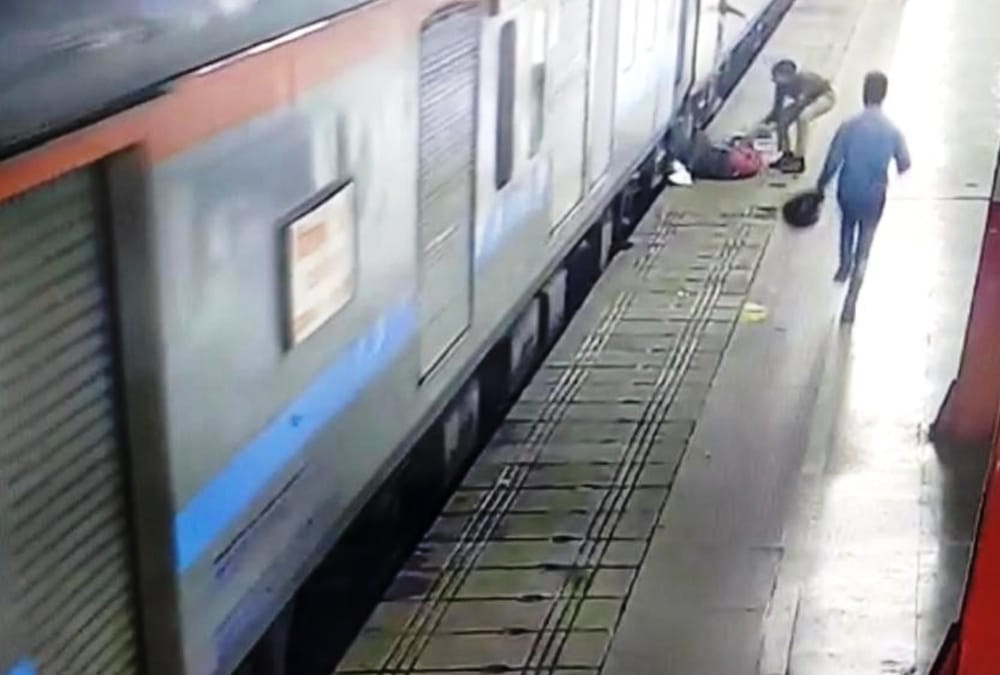 RPF employee saved the life of a girl on charbagh railway station.
