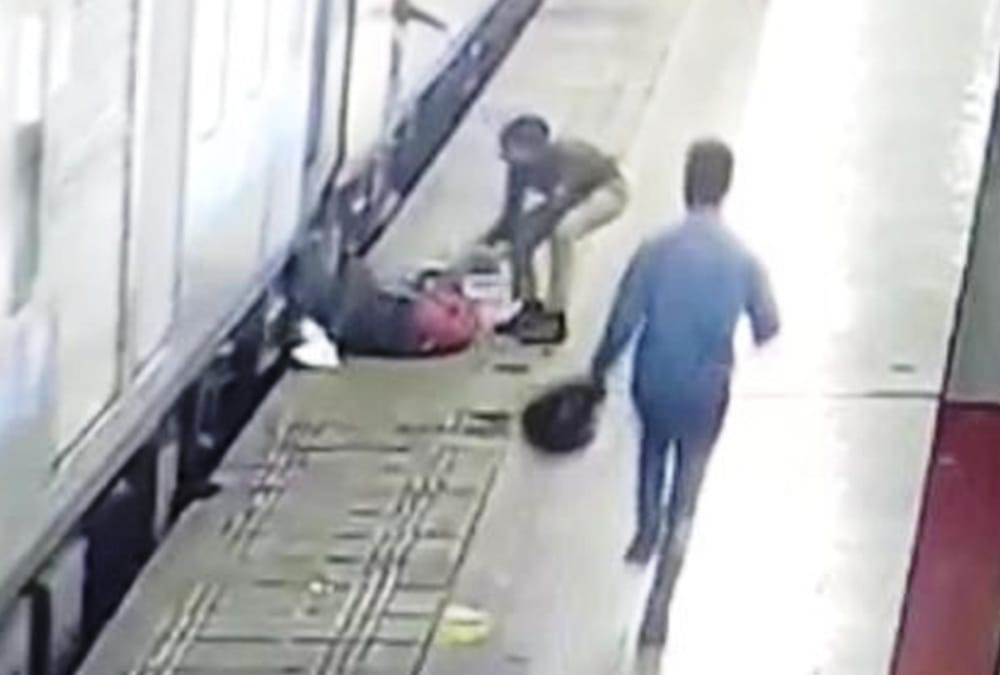 RPF employee saved the life of a girl on charbagh railway station.