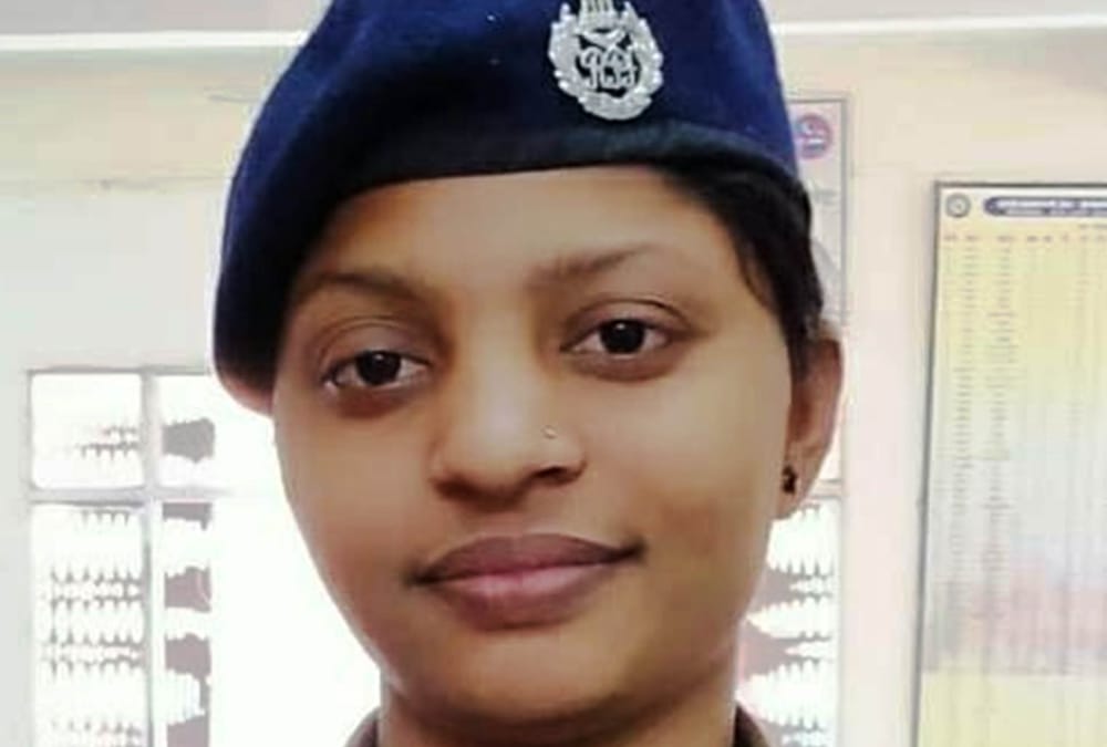 RPF employee saved the life of a girl on charbagh railway station.