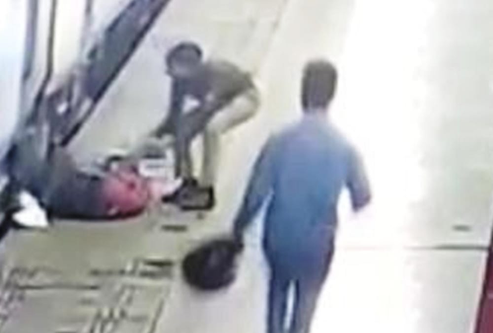 RPF employee saved the life of a girl on charbagh railway station.