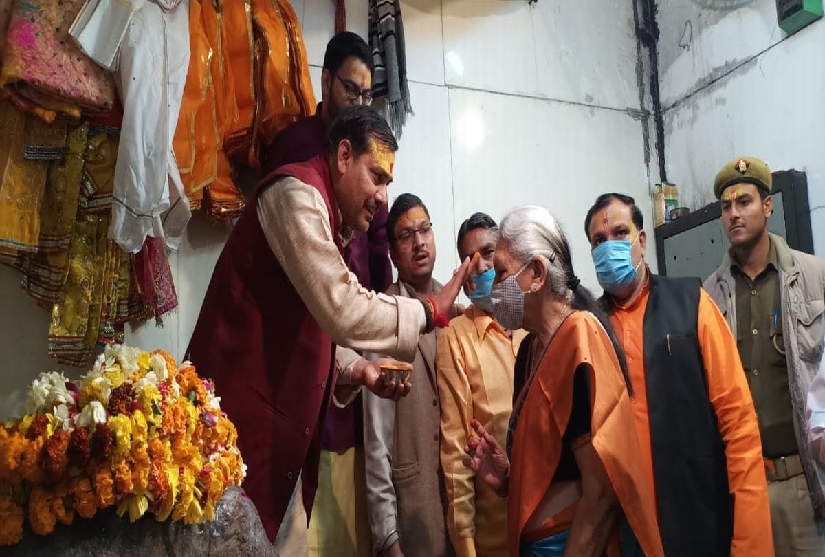 Up Governor Anandiben Patel Reach Govardhan Bya Golf Cart