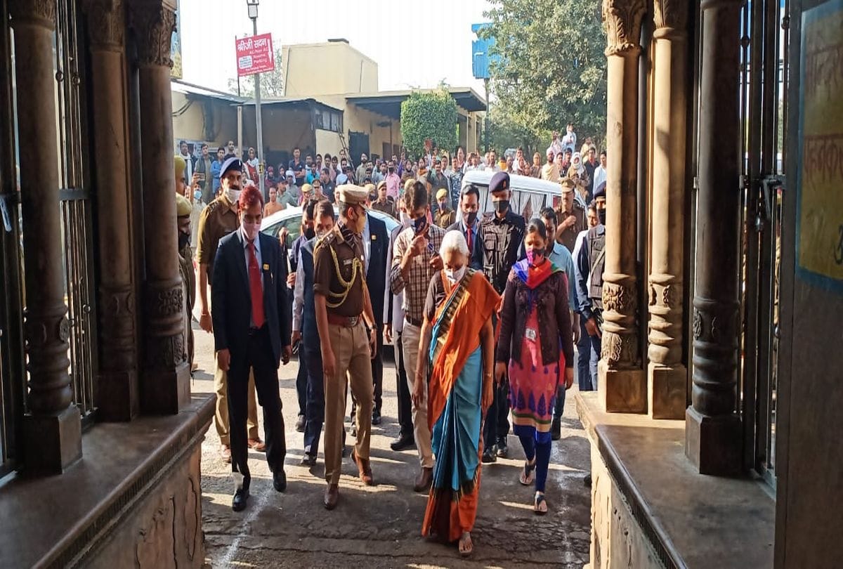 Up Governor Anandiben Patel Reach Govardhan Bya Golf Cart
