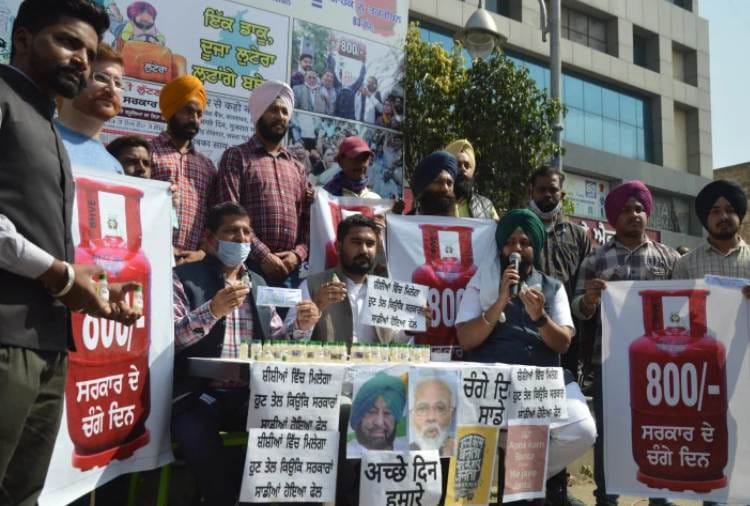Unique Protest By Youth Akali Dal Against Petrol and diesel Price Hike in Ludhiana