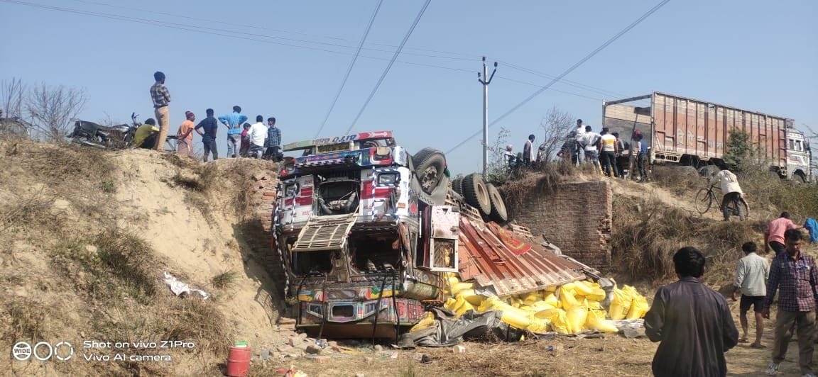 accident,truck,two injured,auraiya news,collapsed