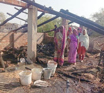 फोटो-7- राजापुर के चांदी गांव में लगी आग बुझने के बाद राख संपत्ति को निहारते परिजन। संवाद