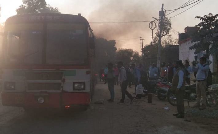 जौनपुर चलती बस में लगी आग यात्रियों में हड़कंप Jaunpur Fire In A Moving Bus Stirred Up