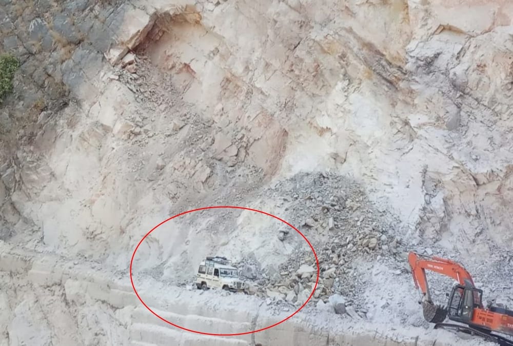 Uttarakhand News: Mountain Collapse on Kedarnath Gaurikund highway Vehicle destroyed photos