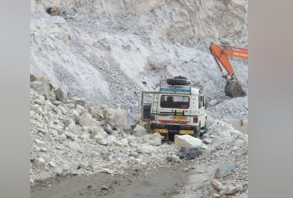 Uttarakhand News: Mountain Collapse on Kedarnath Gaurikund highway Vehicle destroyed photos