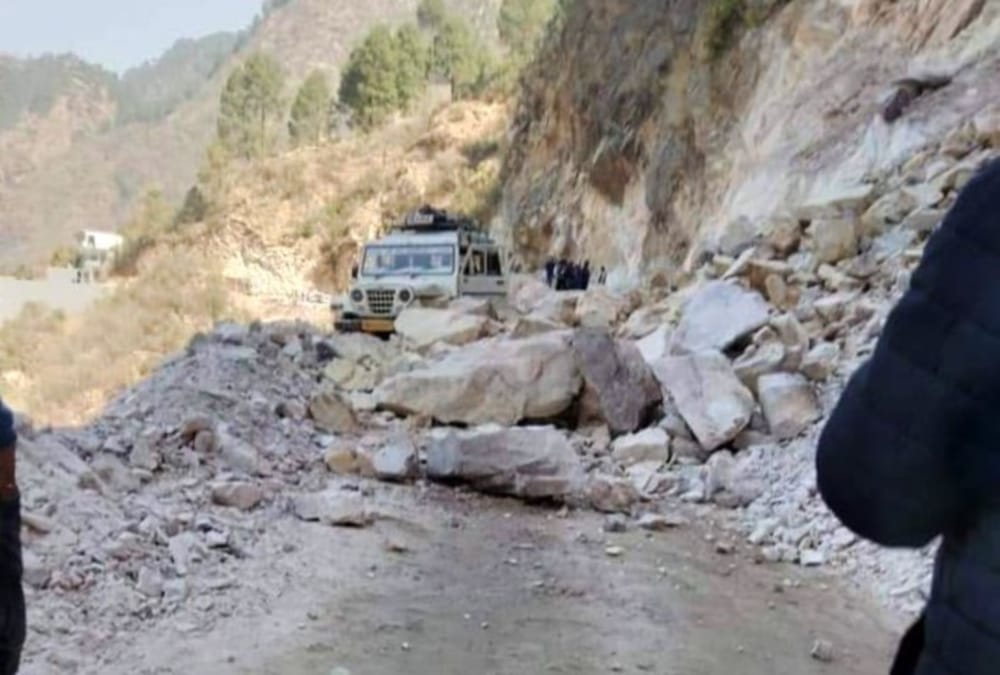 Uttarakhand News: Mountain Collapse on Kedarnath Gaurikund highway Vehicle destroyed photos