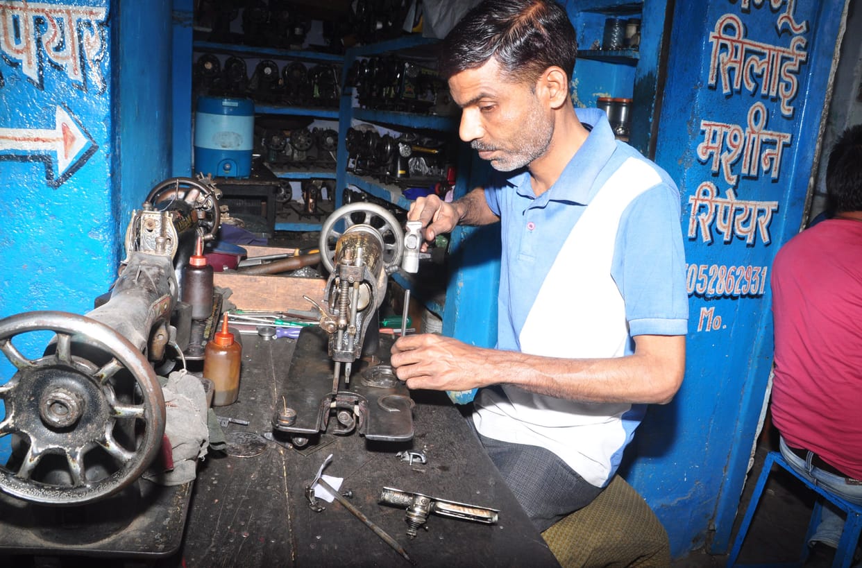 silayi masin sudharta hai, sui me dhaga dalta hai. drstihen nafish
