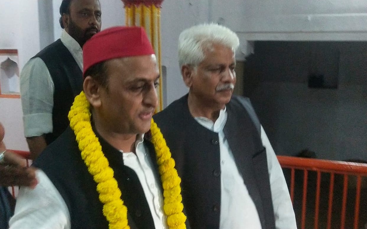 Akhilesh Yadav arrived to visit the Sankat Mochan temple in Varanasi