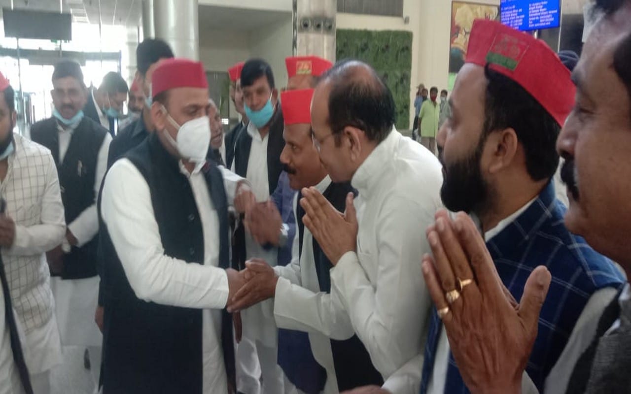 Akhilesh Yadav arrived to visit the Sankat Mochan temple in Varanasi