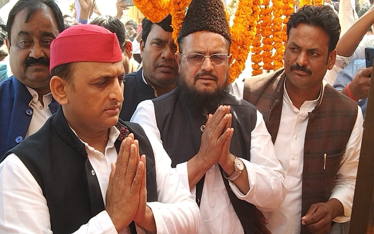 Akhilesh Yadav arrived to visit the Sankat Mochan temple in Varanasi