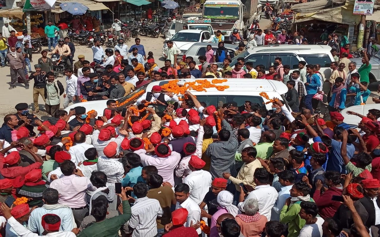 Akhilesh Yadav arrived to visit the Sankat Mochan temple in Varanasi