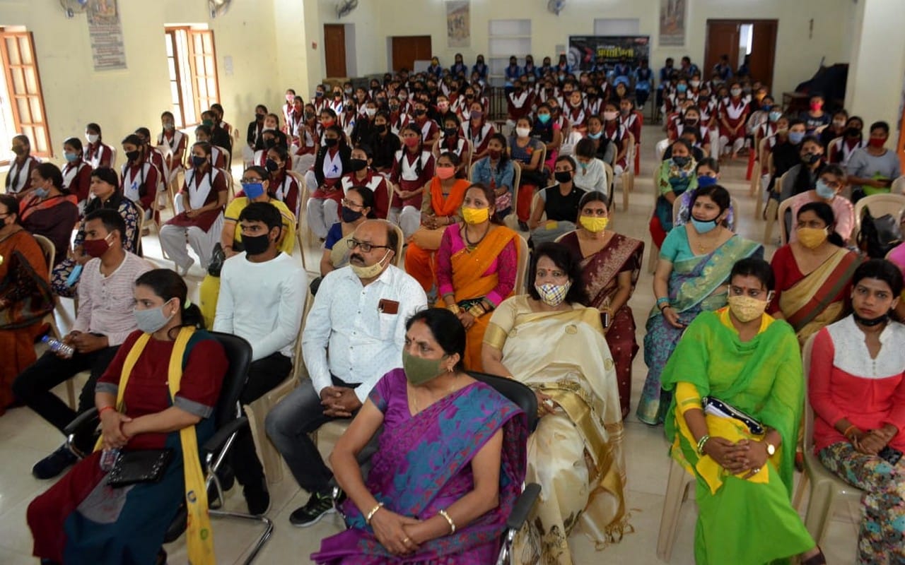 Varanasi DM and SSP encouraged the girl students