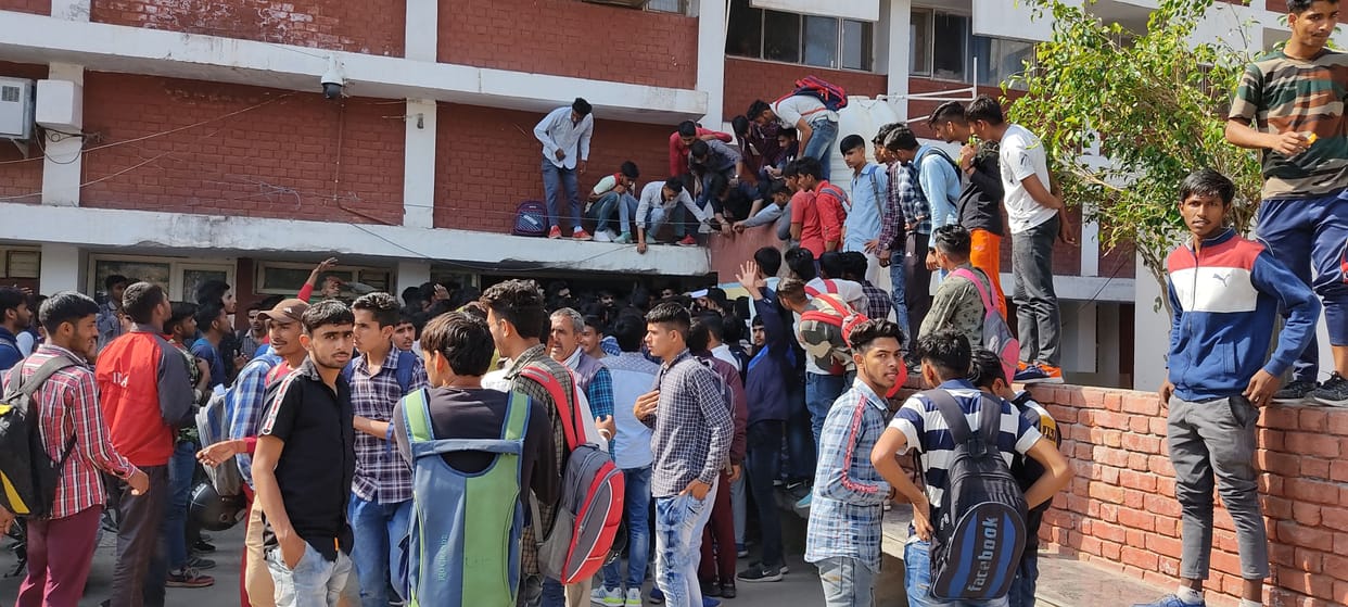 Uproar by youths who investigate Corona for army recruitment, shut down two employees