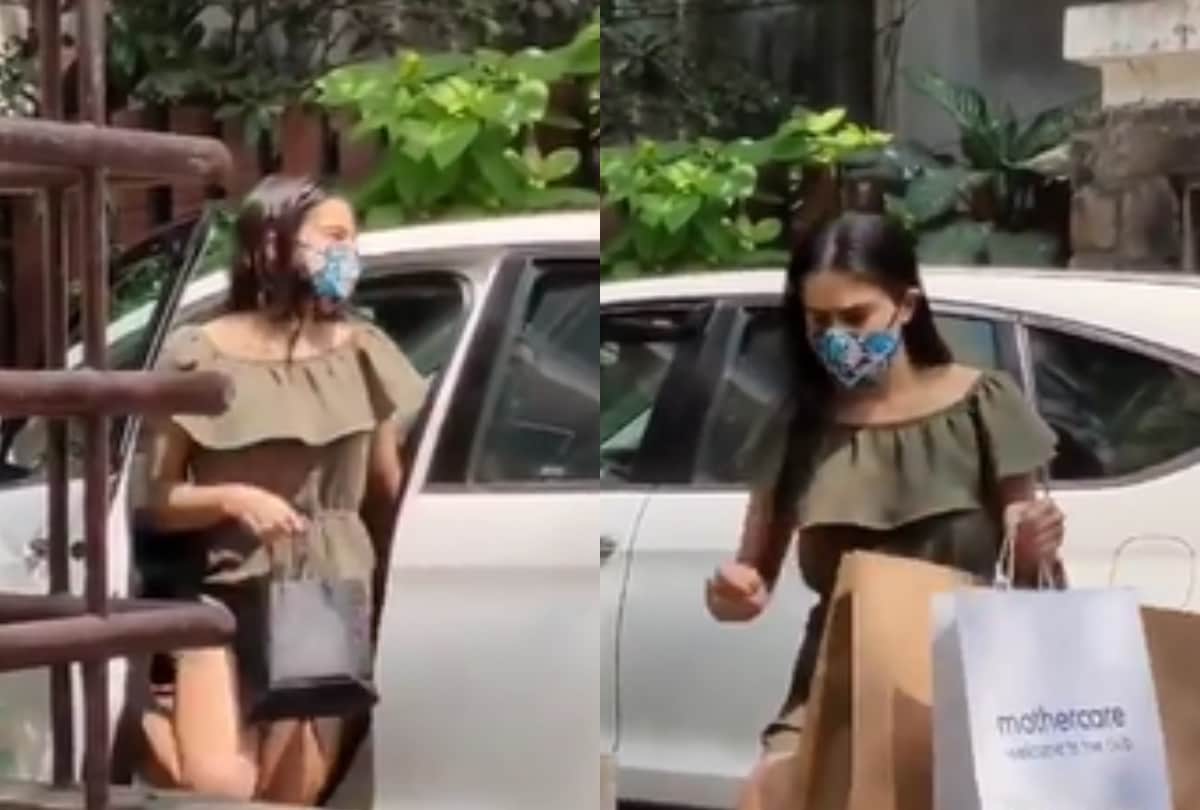 Sara Ali Khan brings gifts for Kareena Kapoor Khan newborn baby watch video