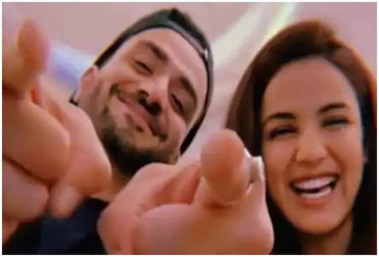 Bigg Boss 14 Aly Goni Shares Photo With Jasmin Bhasin Saying Yeh Pyaar ki Jeet hai