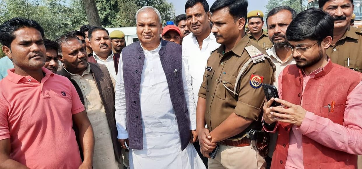 ex cabinet minister stopped to enter in airport