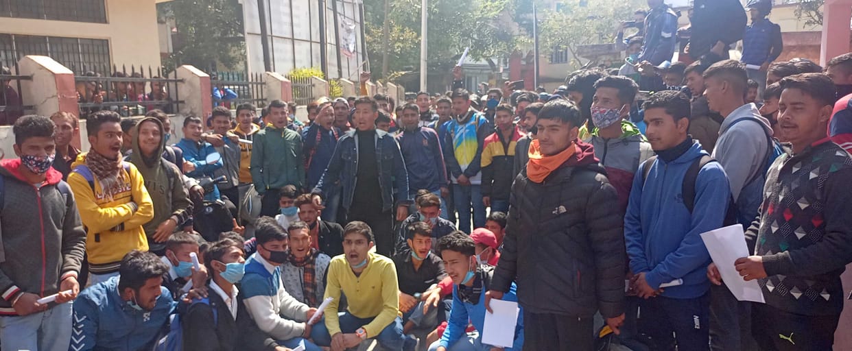 Youth agitated due to lack of timely screening of Kovid, road jammed
