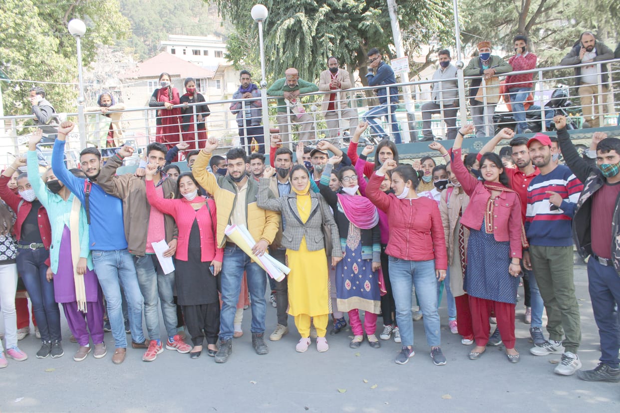 Demonstration of students for not filling the posts of teachers