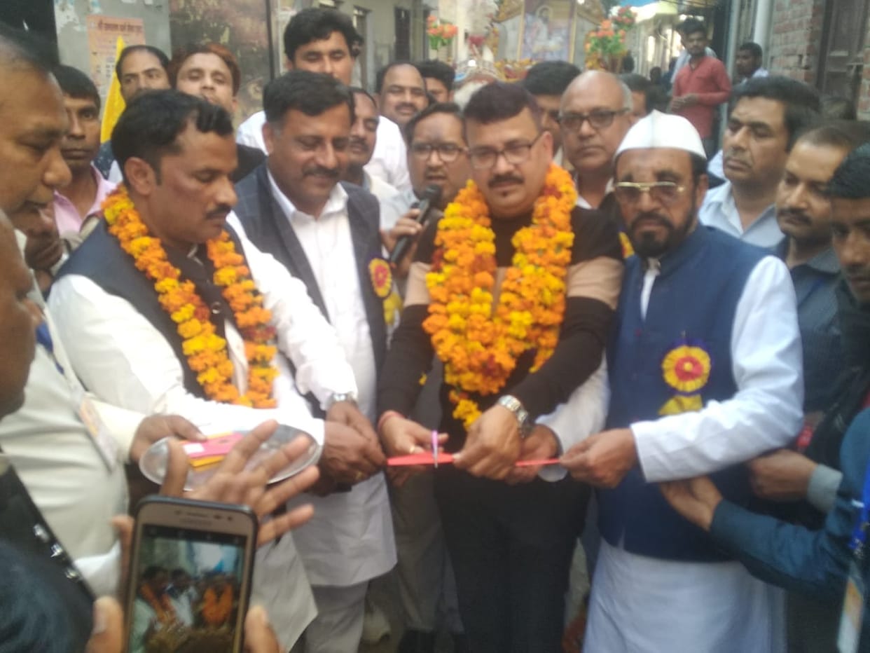 Flowers showered in procession, Guruji's chariot remains the center of attraction