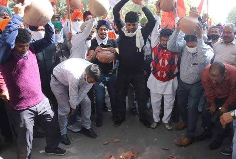 Employees protested in Chandigarh