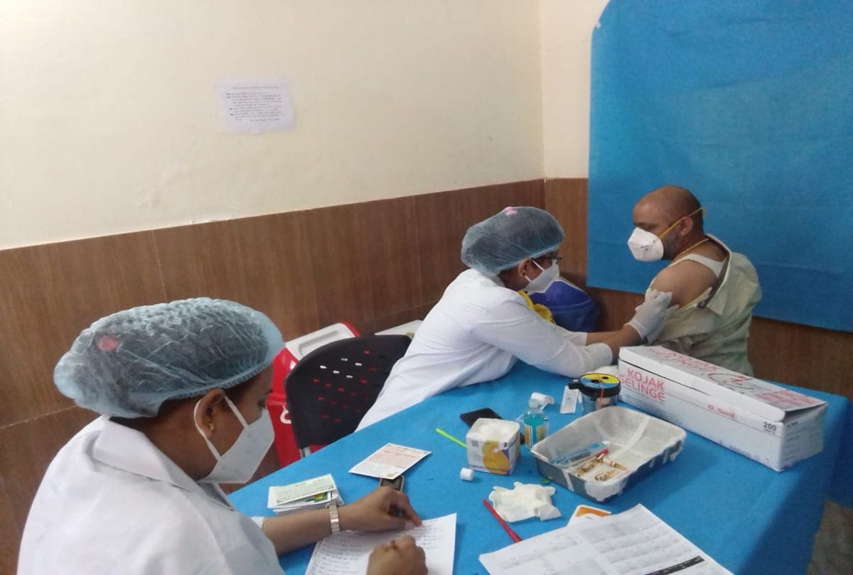 corona vaccination For Frontline Workers Latest News