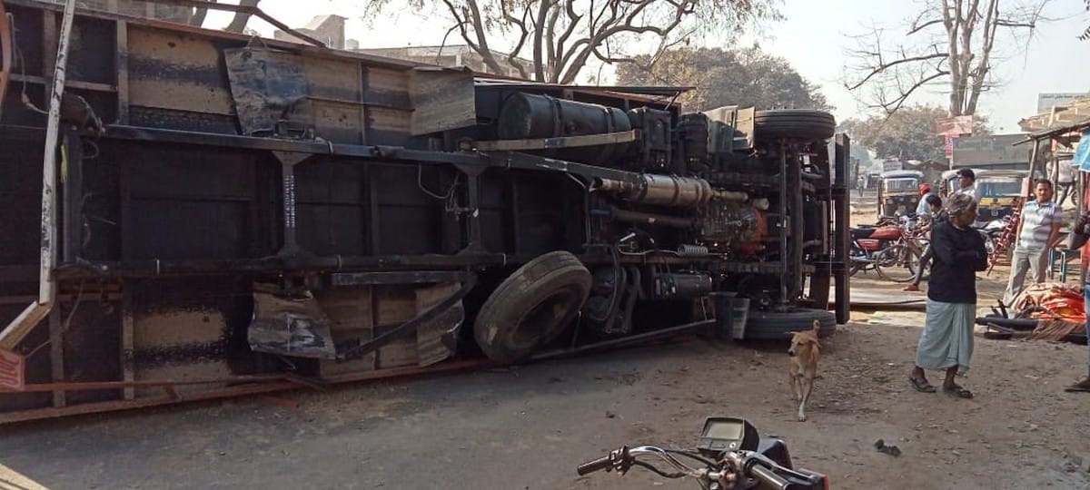 four people injured in dcm car collision in azamgarh