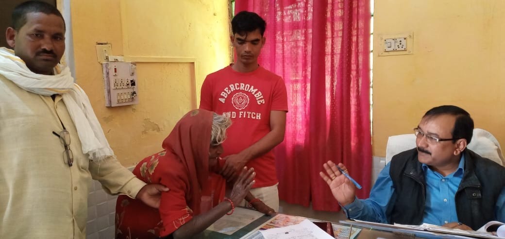 Jaunpur: Son and daughter-in-law evacuate mother, pleads with SDM