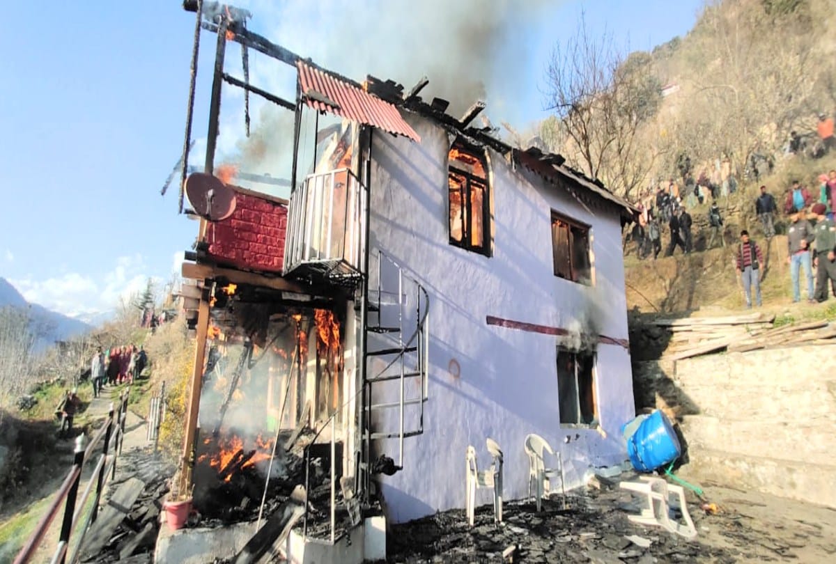 five houses gutted in fire in nankhari shimla himachal