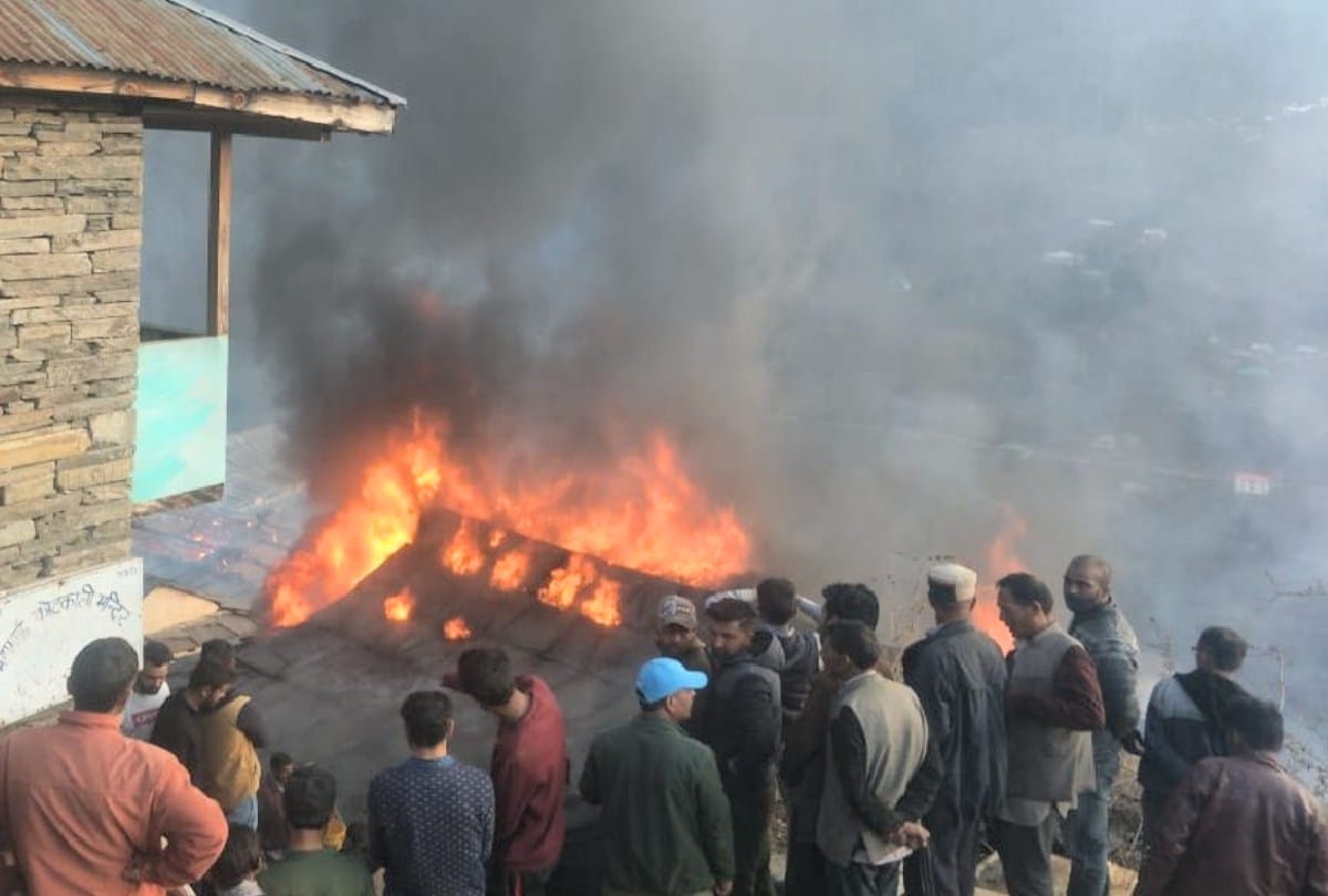 five houses gutted in fire in nankhari shimla himachal