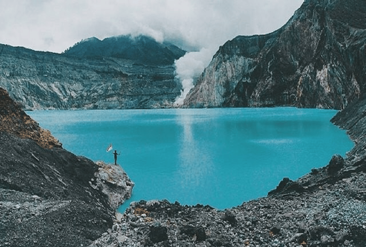most mysterious lake in indonesia kawah ijen which shining like a blue stone at night
