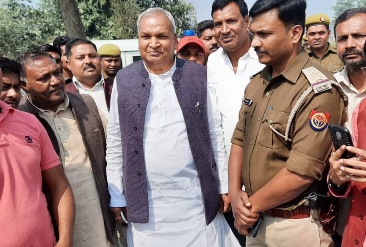 Police stopped former minister going to inspect International Airport Kushinagar