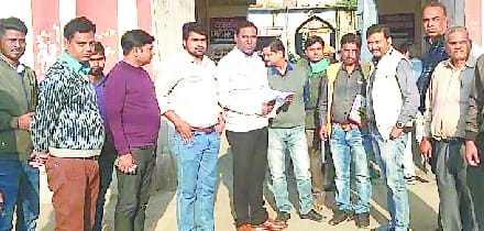 SE pushed and disables Divyang JE, recovery stalled in Pilibhit-Bareilly in protest
