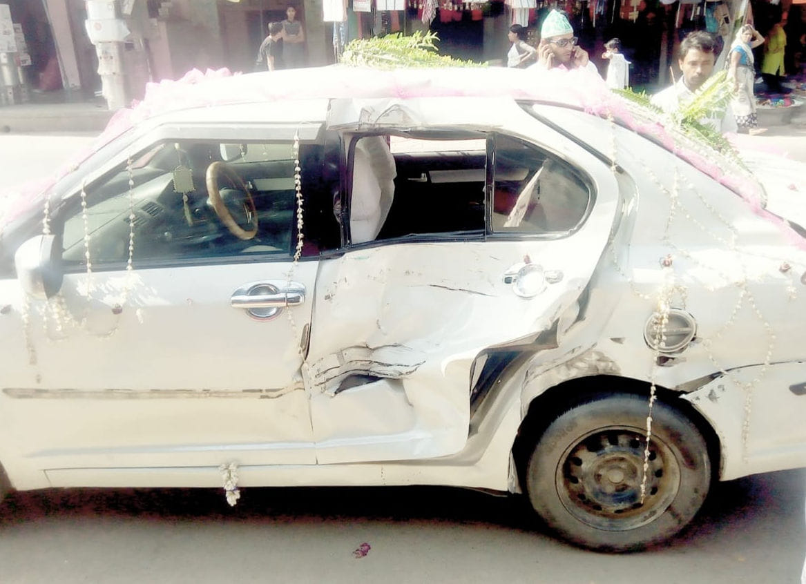 Jaunpur: The groom's car collided with the truck and the groom arrived by bike