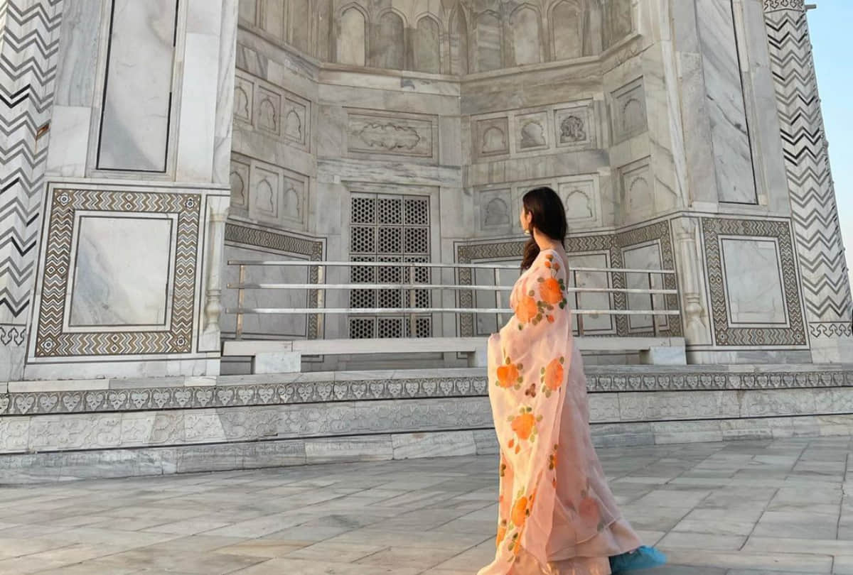 mouni roy see taj mahal in beautiful organza saree photos and video viral