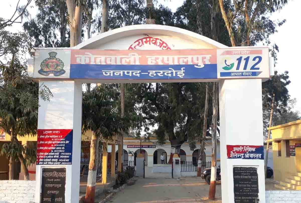 Police uniform torn in hardoi when police reached for murder investigation