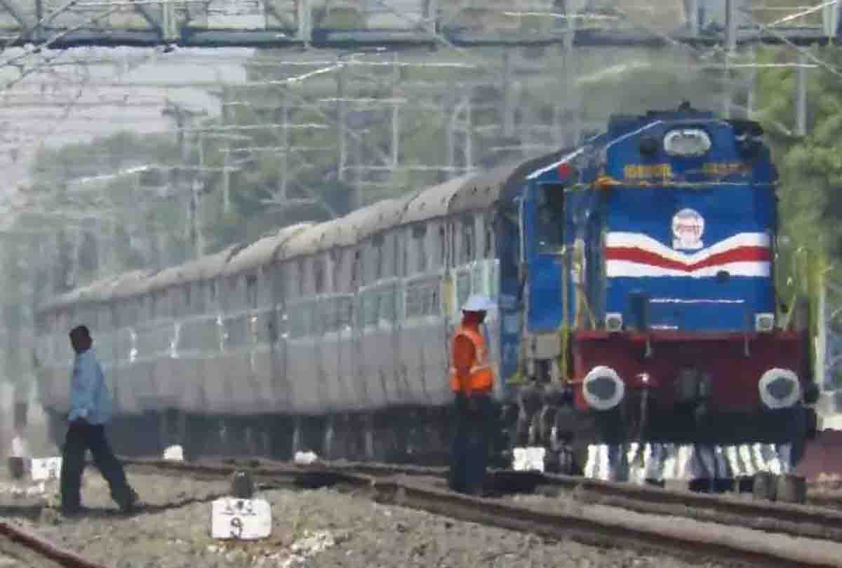 Brake shoe jam of Farakka Express, spark emanating from wheel, train stopped by Getman alert