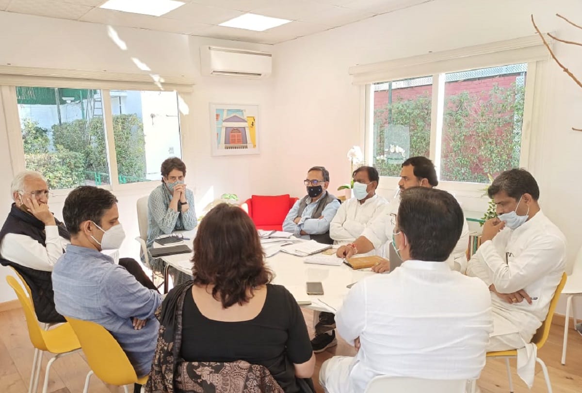 Priyanka Gandhi finding the way to UP fatah, strategy being made in the meeting of the manifesto committee