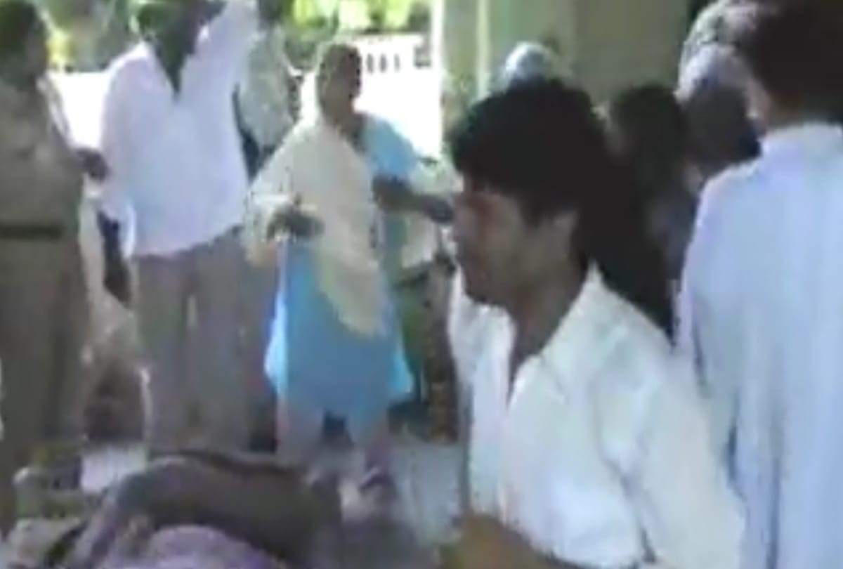 amroha case shabnam see viral photo due to which shabnam shifted to bareilly jail and two jail employee suspended