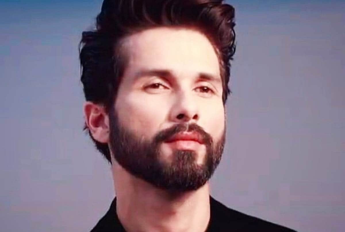 Shahid Kapoor Spotted at the Airport, Gets Trolled for using Three Layered Mask