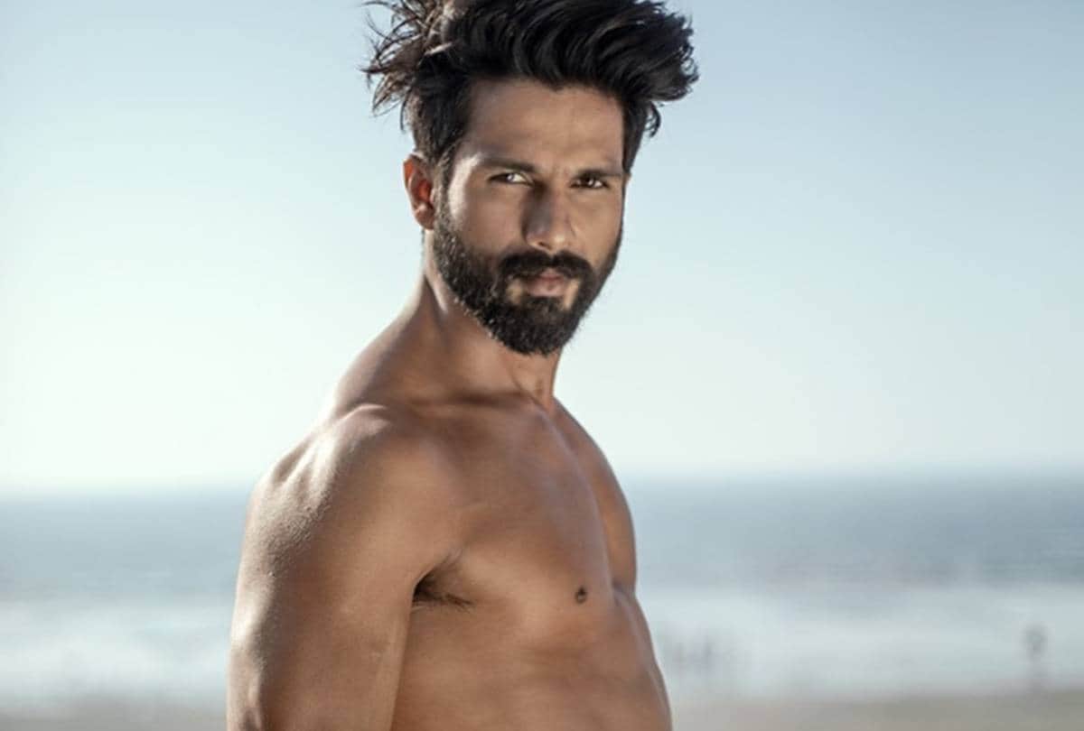 Shahid Kapoor Spotted at the Airport, Gets Trolled for using Three Layered Mask