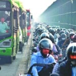 सड़क और फुटपाथ... सब एक है