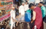 आल्हा चौक के पास जलपान कराते मुस्लिम समुदाय के लोग