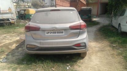 थाने में खड़ी कार।